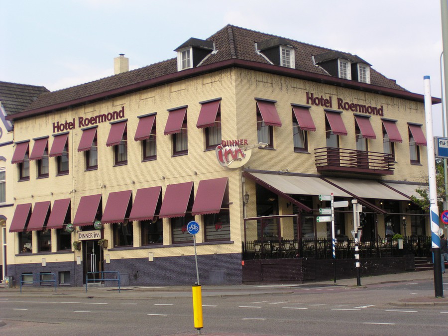 Hotel Roermond, in oorsprong laat 19e-eeuws hotel, enkele keren ingrijpend verbouwd en uitgebreid. 