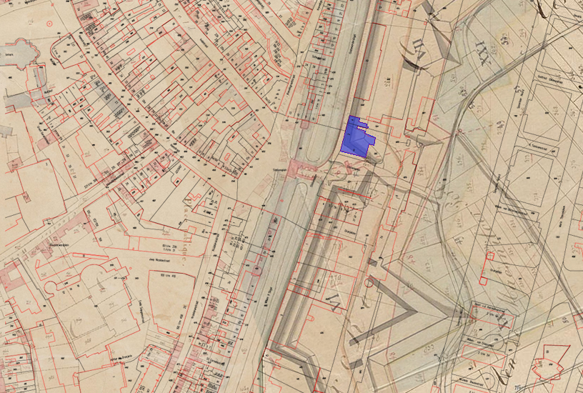 Projectie van een recente onderlegger en het hotel (blauw) op de kadastrale minuutkaart en een plattegrond uit 1782 met aanduiding vestingwerken. 