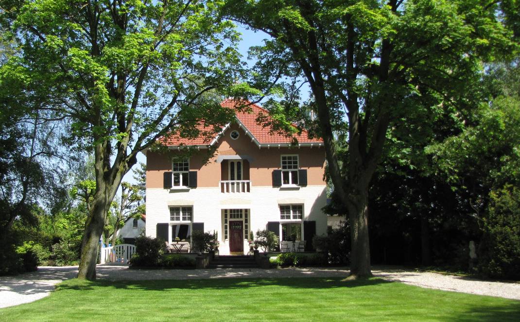 Herenhuis uit circa 1915-1925 aan de Rijksweg te Molenhoek, voormalig gemeentehuis en klooster. 