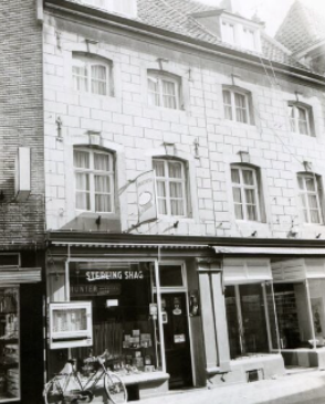 Limbrichterstraat 53 en 55 in 1974 met de oude winkelpuien (bron: beeldbank De Domeinen).