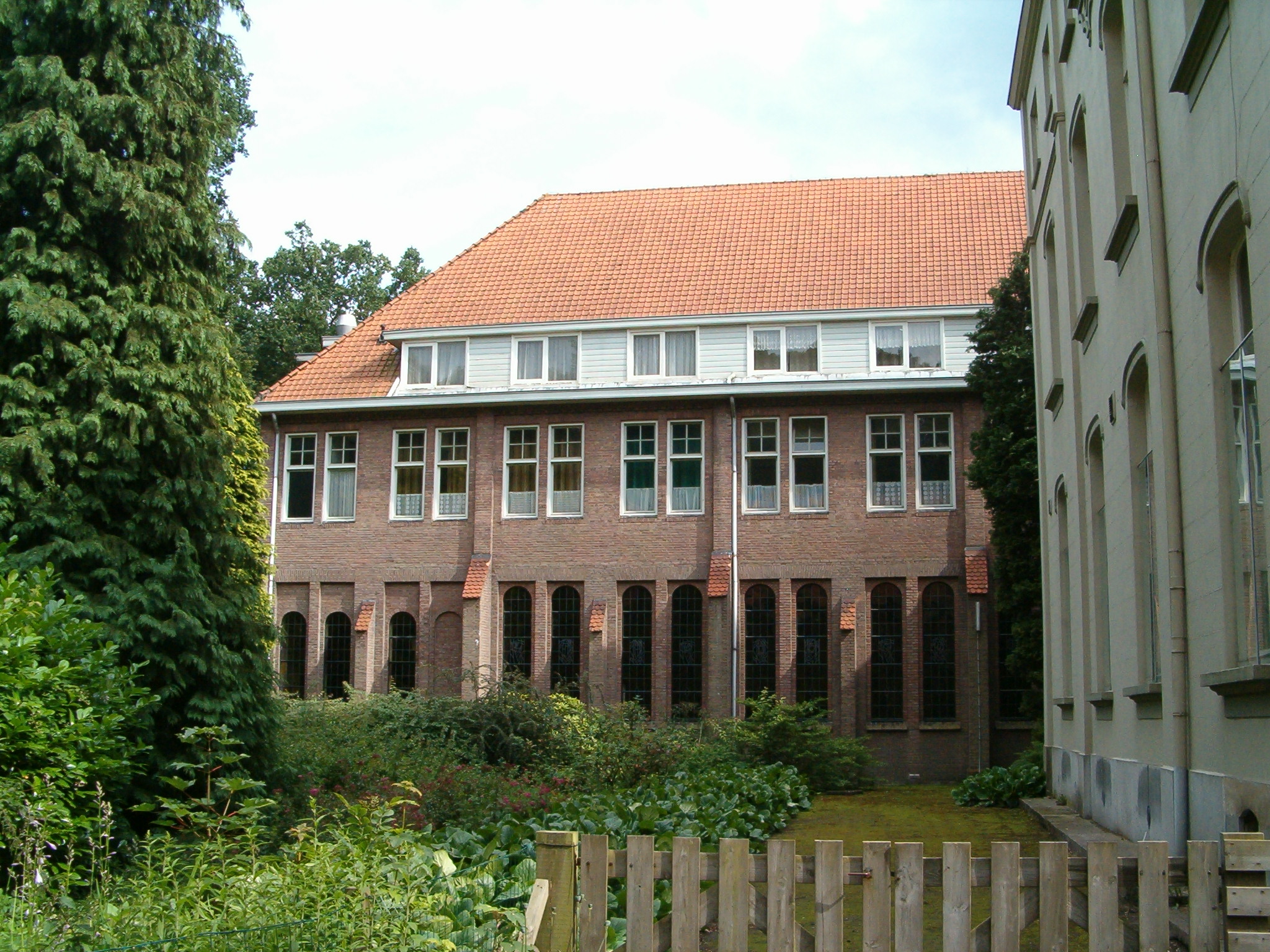 De kloostervleugel uit 1919 met verhoging uit 1929. 