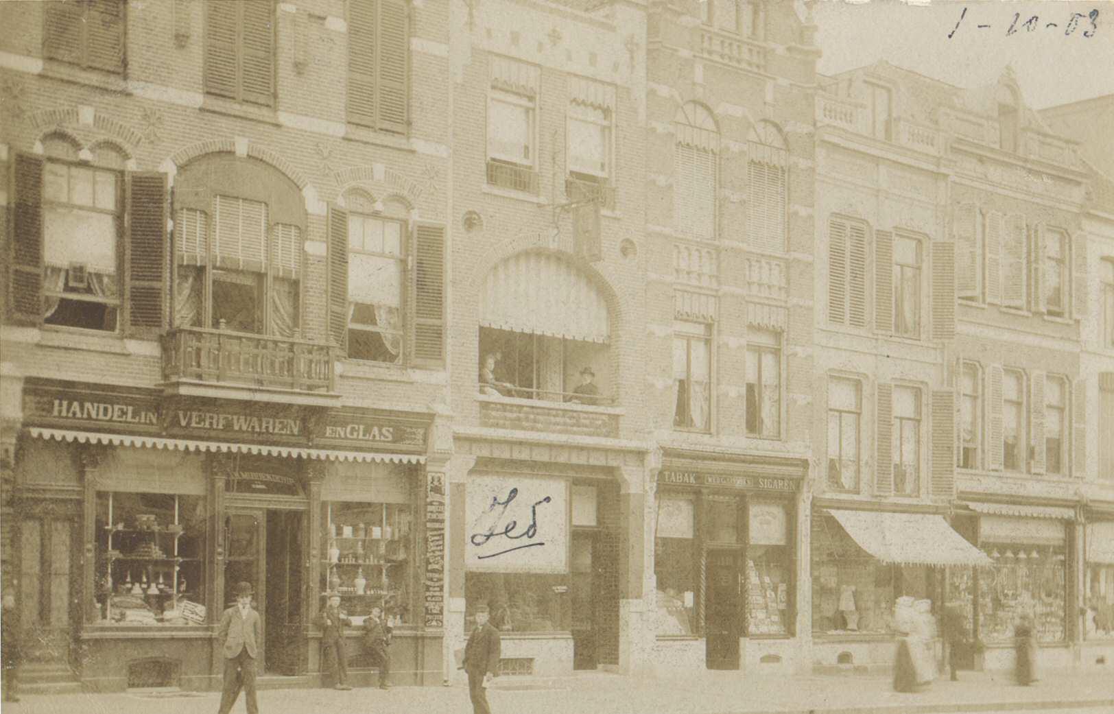 Foto van de Molenstraat uit 1903. Nummer 102-104 is gebouwd. Zichtbaar zijn nog de oorspronkelijke winkelpui en het balkon (bron: beeldbank Regionaal Archief Nijmegen).