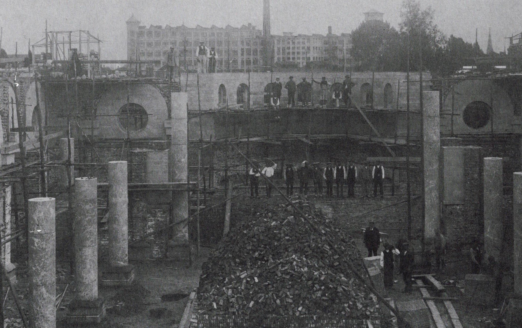 Foto, genomen tijdens de bouw van de kerk.