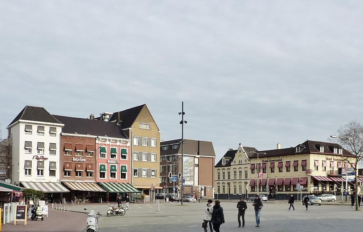 Stationsplein, gezien vanuit de Hamstraat, met aan het eind van de zichtlijn het hotel. 