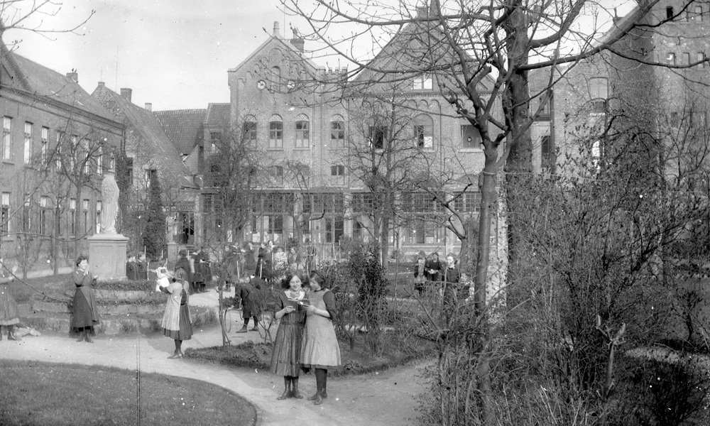 Foto van het achterterrein van het Ursulinenklooster, rond 1900 met de neogotische 'toren'.