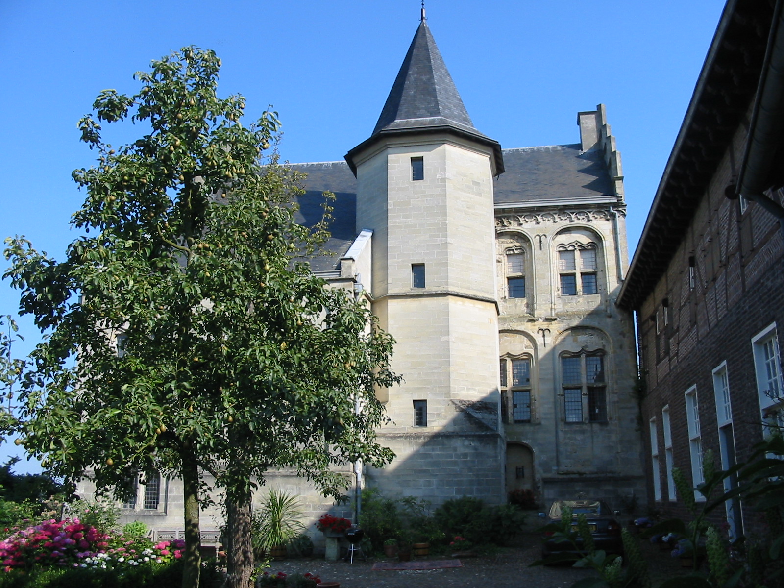 Het hoofdhuis met de in 1972 gereconstrueerde traptoren (herbouwd op basis van aangetroffen hoekstenen). 