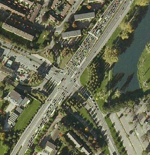 Luchtfoto uit 2008. De ronde cirkel van de bomen op de kruising A2-Viaductweg-Terblijterweg herinnert aan de voormalige rotonde. 