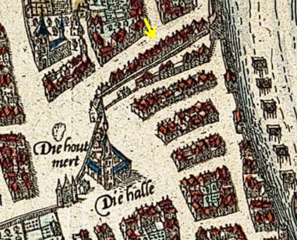 Plattegrond van Maastricht uit 1588. De locatie van Kleine Gracht 17 is met de gele pijl aangeduid. Achter de gevelwand is de oude stadsmuur nog zichtbaar die vanaf de Maas naar de Markt loopt.