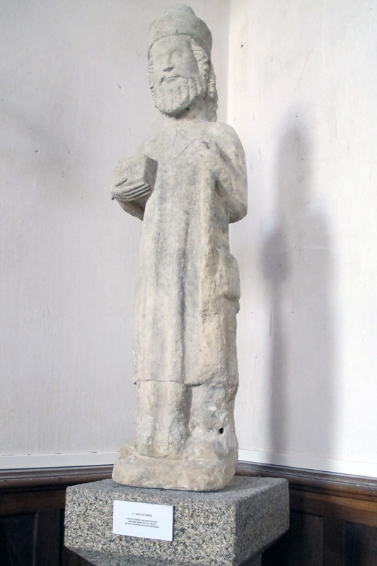 Saint Eutrope  Statue pierre calcaire décapée.  Premier quart du XIV  siècle.Photo de Philippe