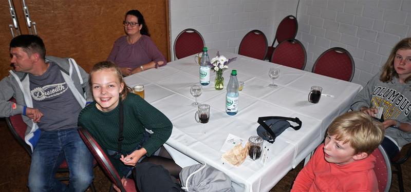 Grillfest mit Bingo spielen