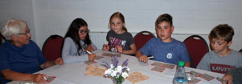 Grillfest mit Bingo spielen