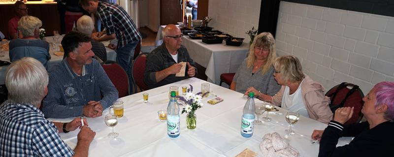 Grillfest mit Bingo spielen
