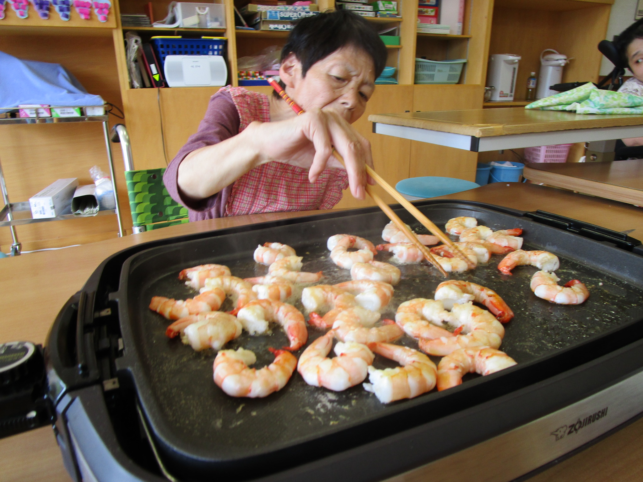 焼き加減はいかがでしょうか。エビと向き合うKさん