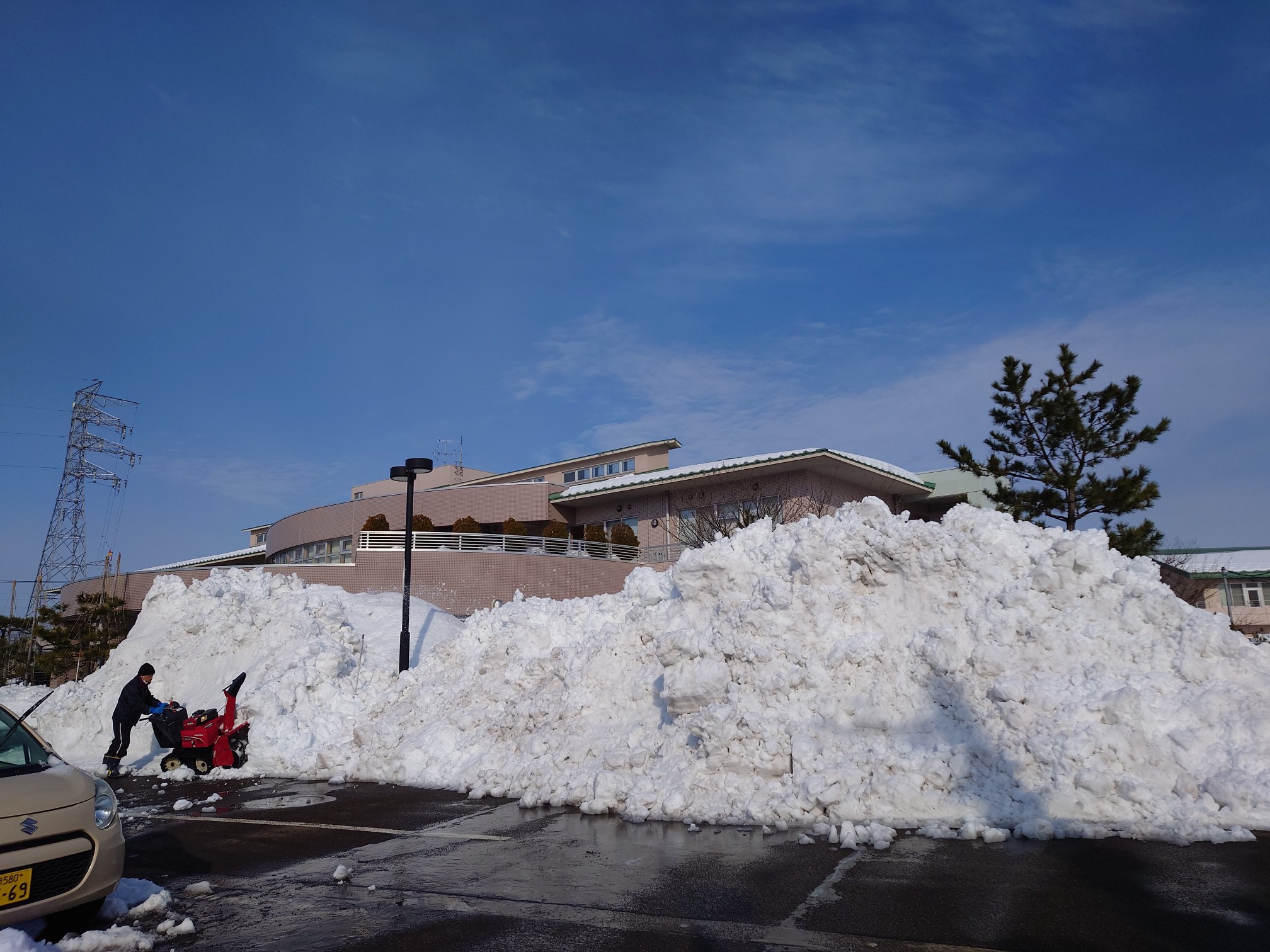 積み上げられた雪の山。この裏にデイサービスの庭があります
