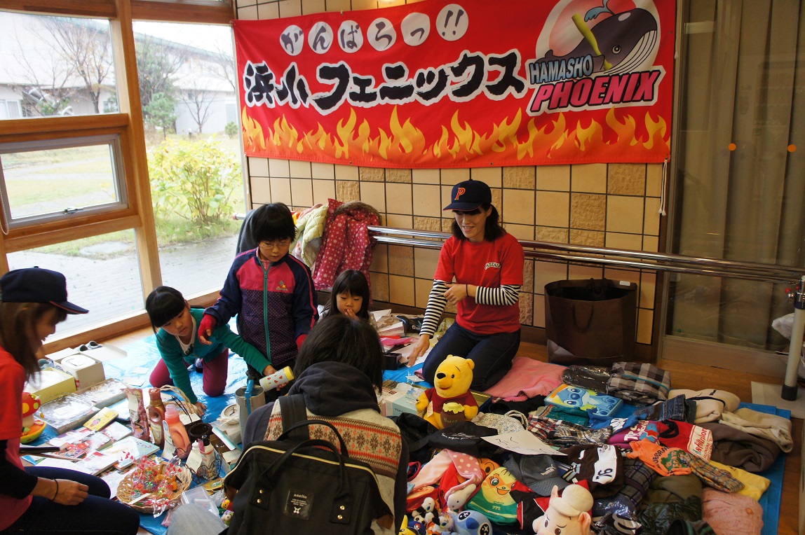 鮮やかな赤色の横断幕。浜小フェニックスさん