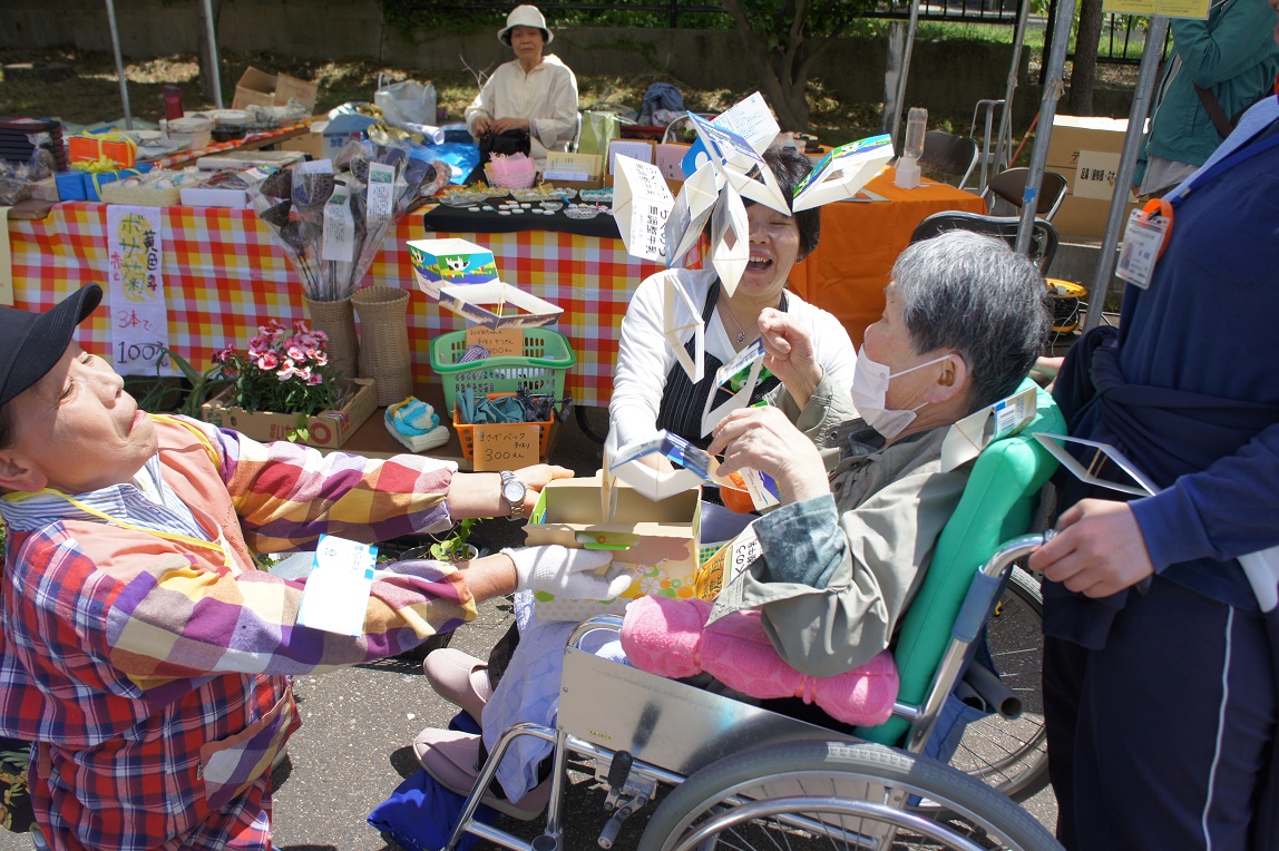 ちょうどその時、ビックリ箱のサプライズ