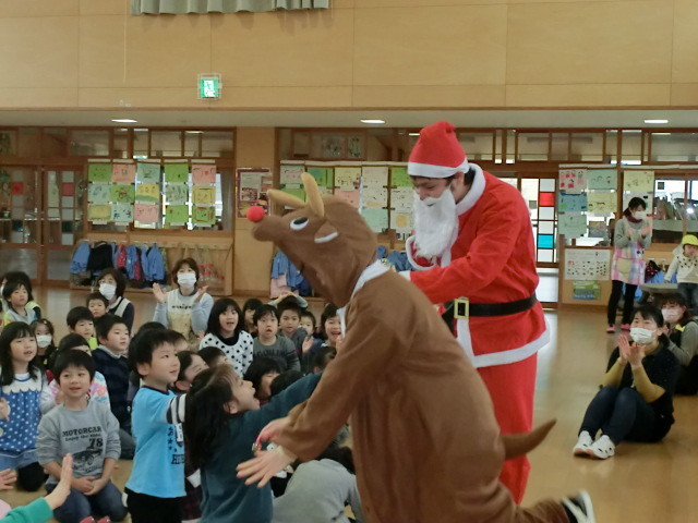 人気を独り占め。トナカイさんとサンタさん。