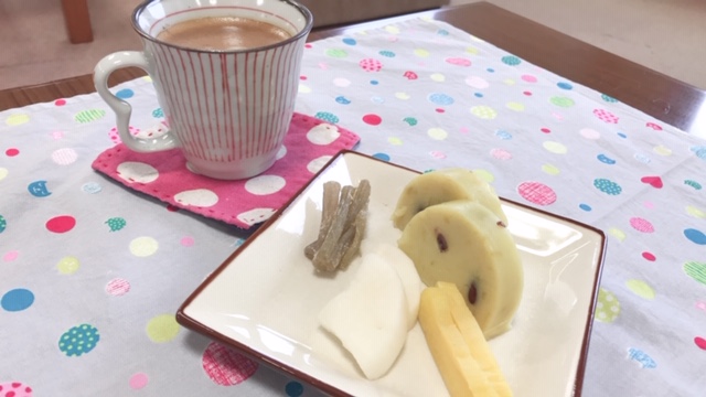 今月の手作りおやつは、地元・食推さんの芋羊羹とボランティアさんが持参したお漬物。カフェオレとの相性もGood!