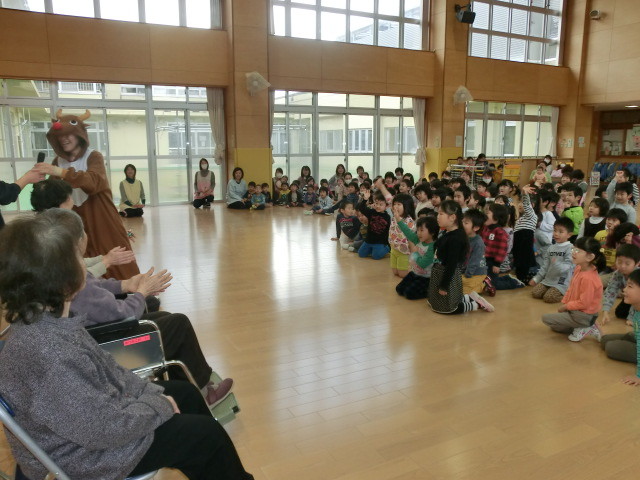 「ふれあい交流」の始まり。子どもたちの大声援に包まれる保育園内。