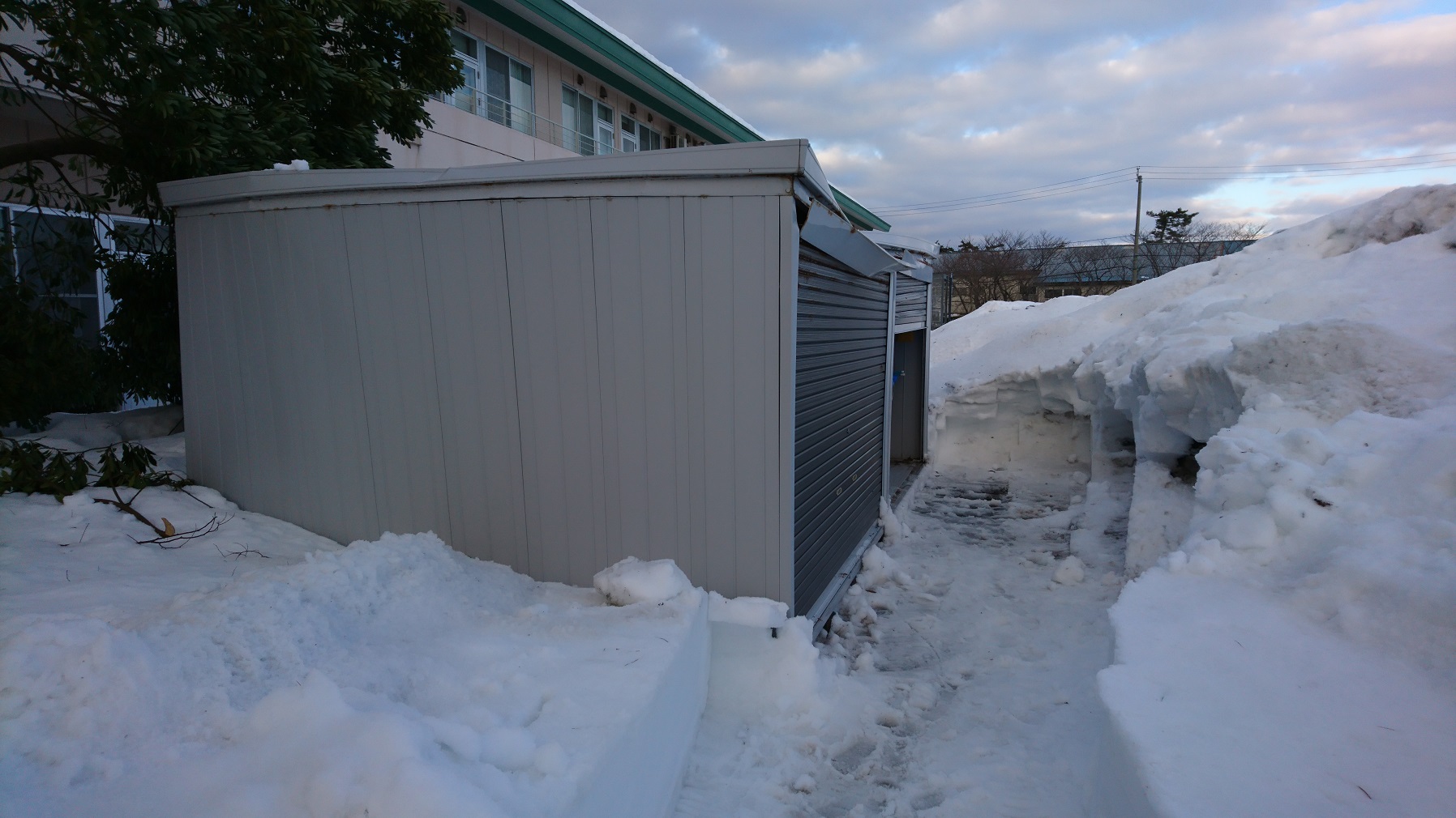 倉庫の屋根が歪んでいます