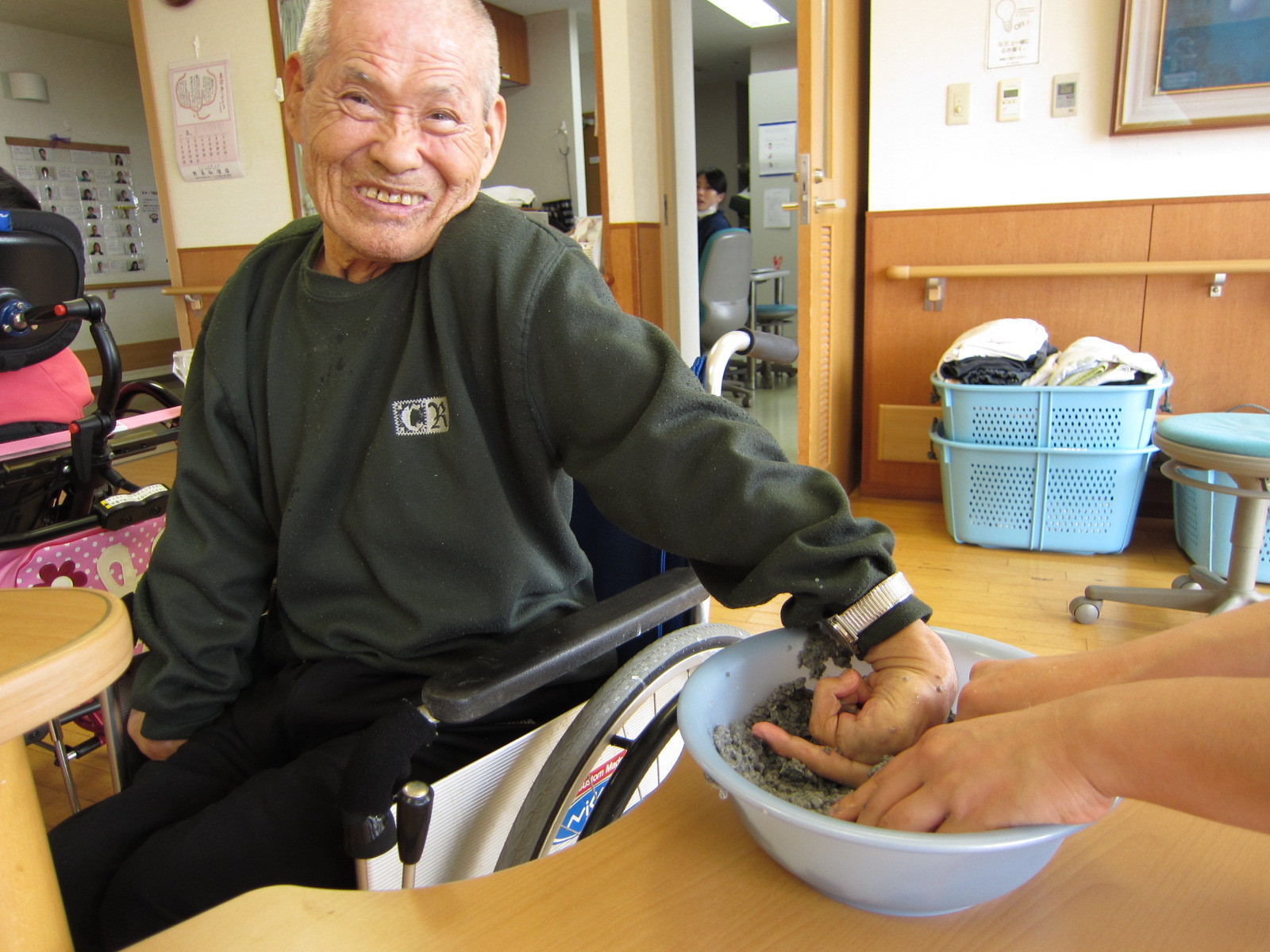 ③　水を加えてこねます