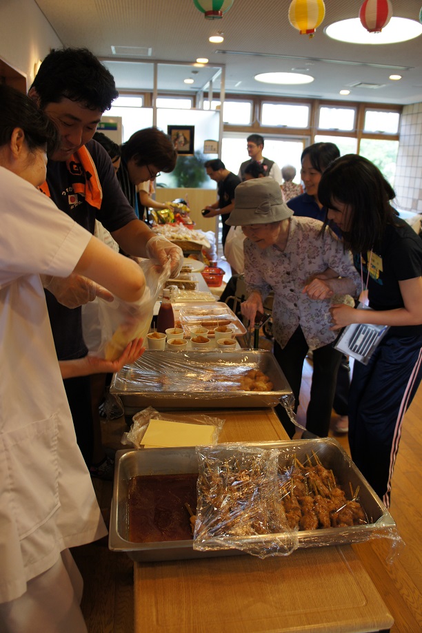 こちらは「うみまち厨房」の屋台