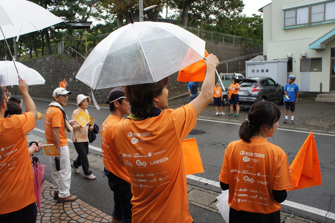 雨の中、声援を送ります