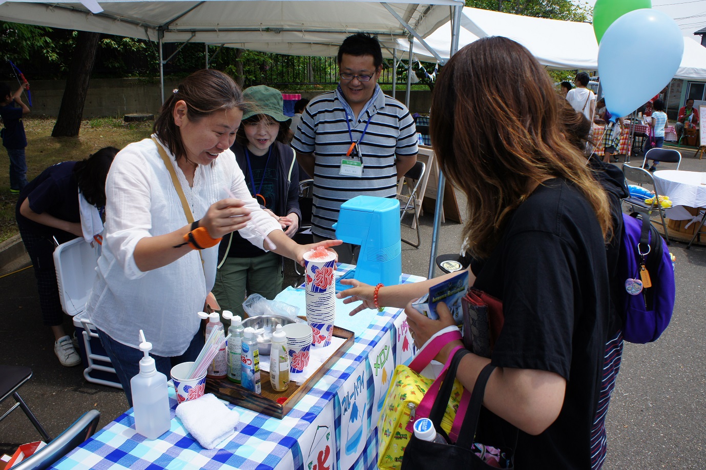 その後も飛ぶように売れていくかき氷。列ができるほどの人気です