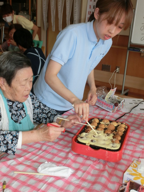 粉の量が多いので、お好み焼きのように丸くするのは難しいですねぇ