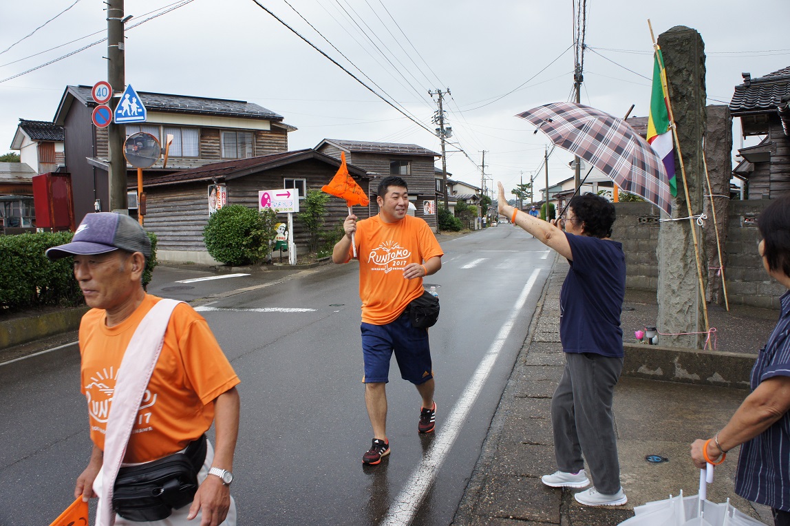 途中、地元の町内会長さんと地域包括・田中主任ケアマネにバトンタッチ。沿道の声援が励みになります