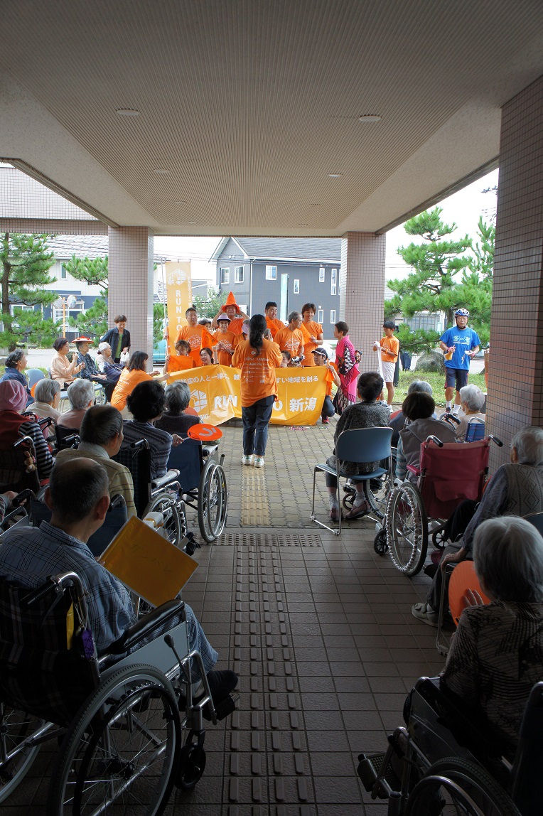 しおさいの里の玄関。たくさんのご利用者さんと地域の皆さんに出迎えていただきました