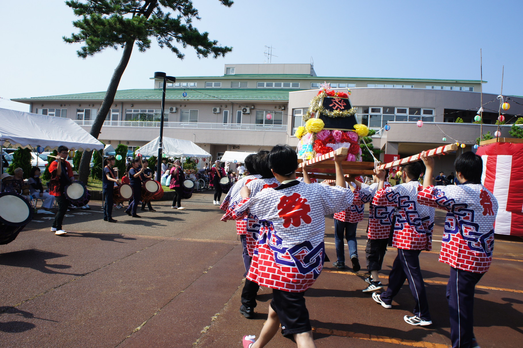 みこしの登場で祭りも最高潮！