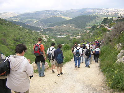 Y he aquí, dos de ellos iban el mismo día a una aldea llamada Emaús, que estaba a sesenta estadios de Jerusalén.(Lucas 24:13)