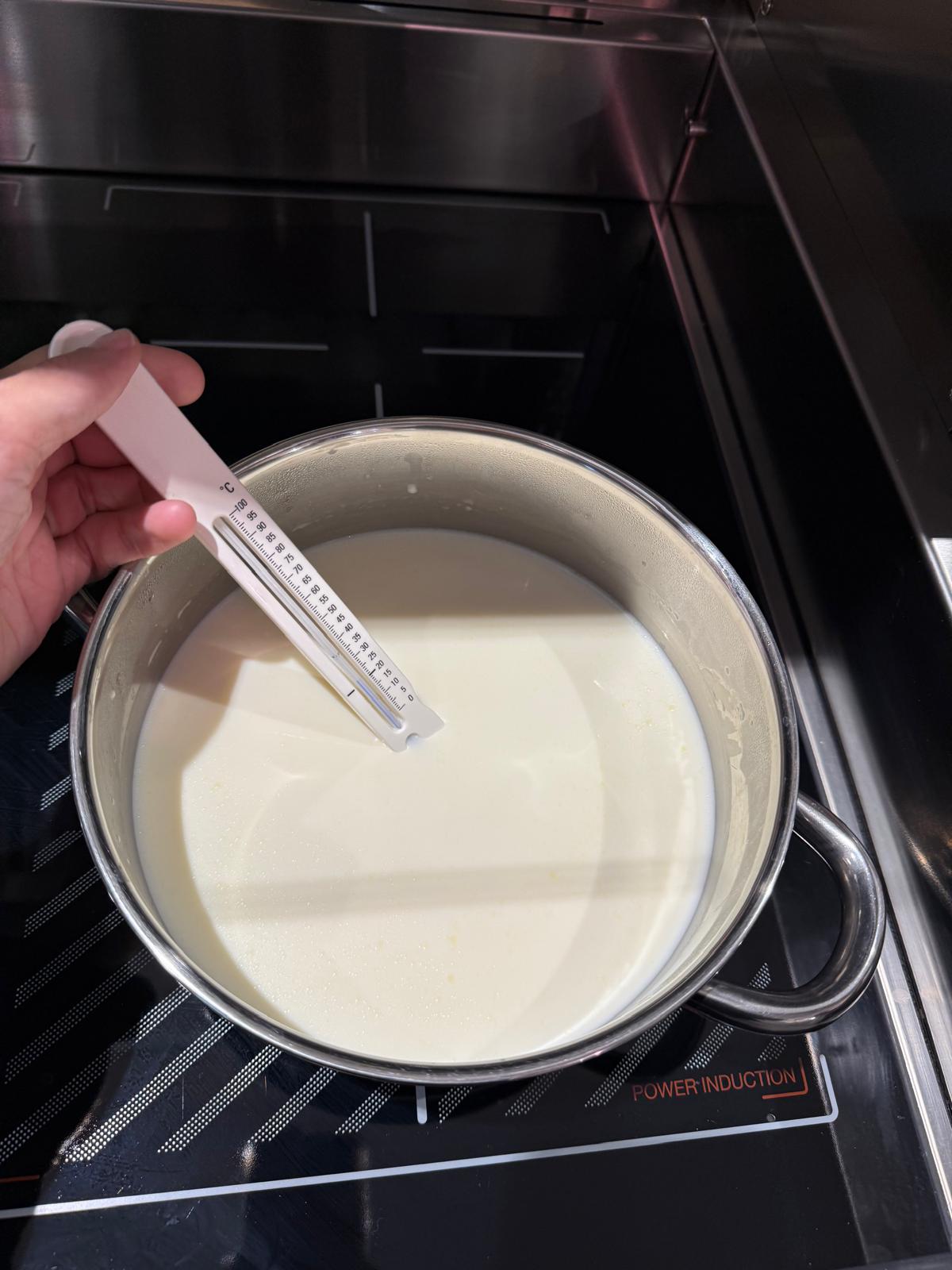 Aufkochen der Milch mit dem Säurewecker
