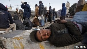 Hundreds of people are resisting attempts by the army to restore order to Tahrir Square