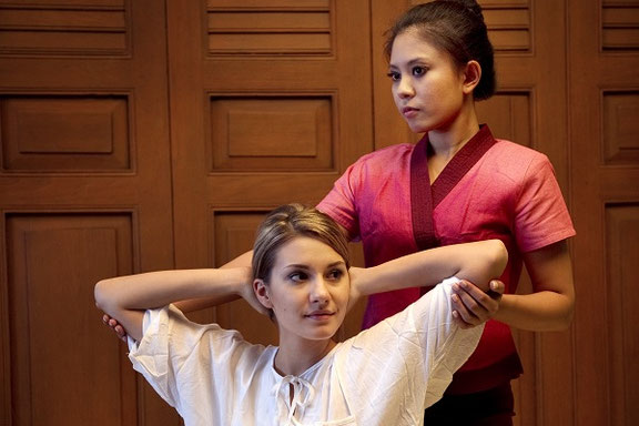 Traditionelle Thai Massage – was sie ist und warum sie sich anders anfühlt als klassische Massagen