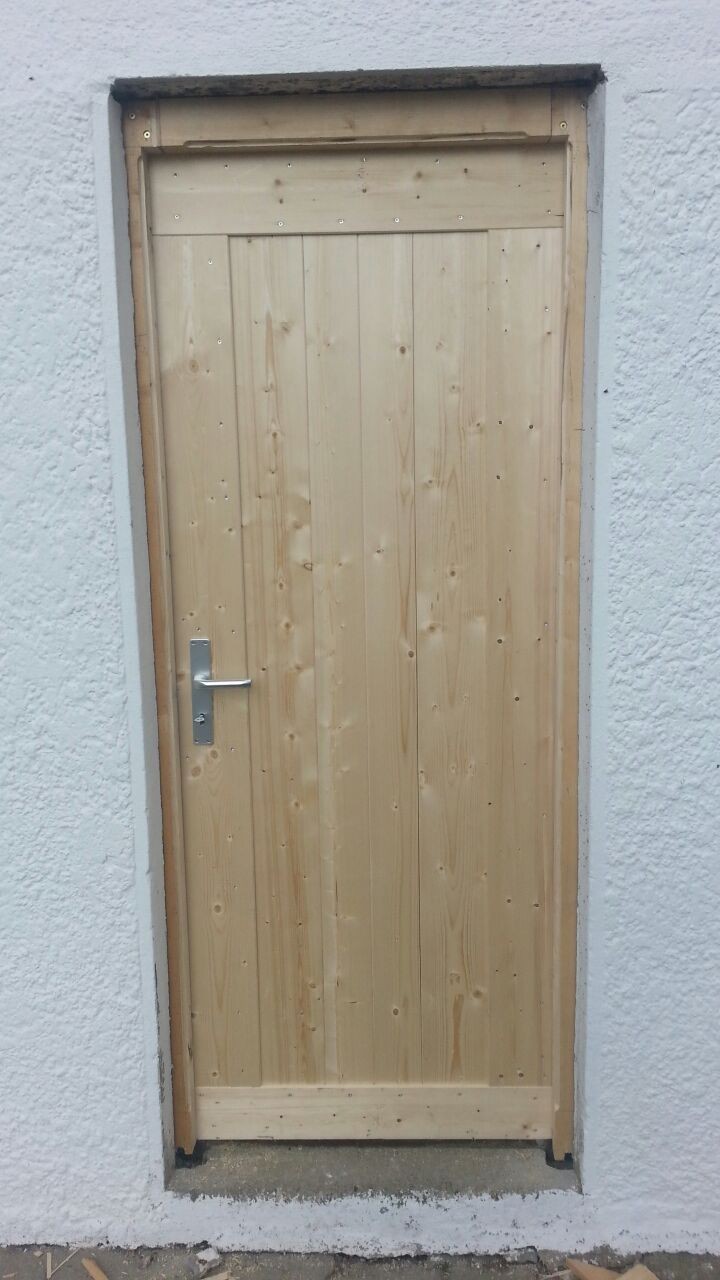 Maßangefertigte Holztür für Stallgebäude