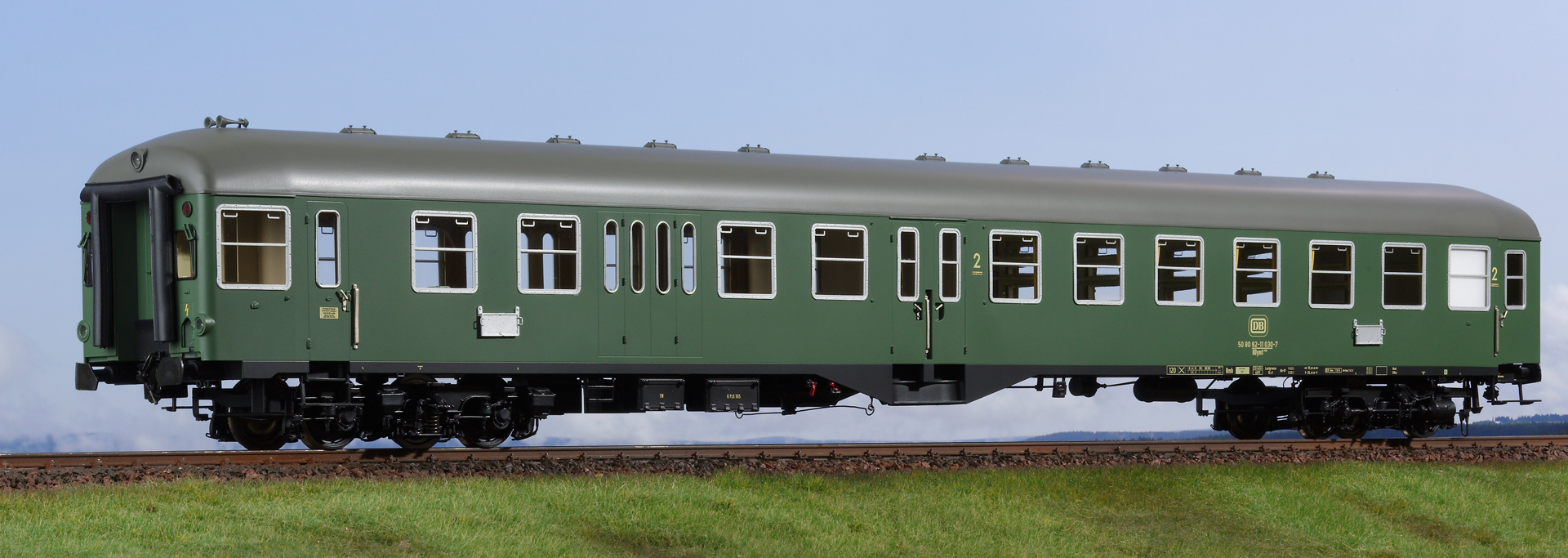 Spur 1 Mitteleinstiegwagen, 2. Klasse mit Steuerabteil