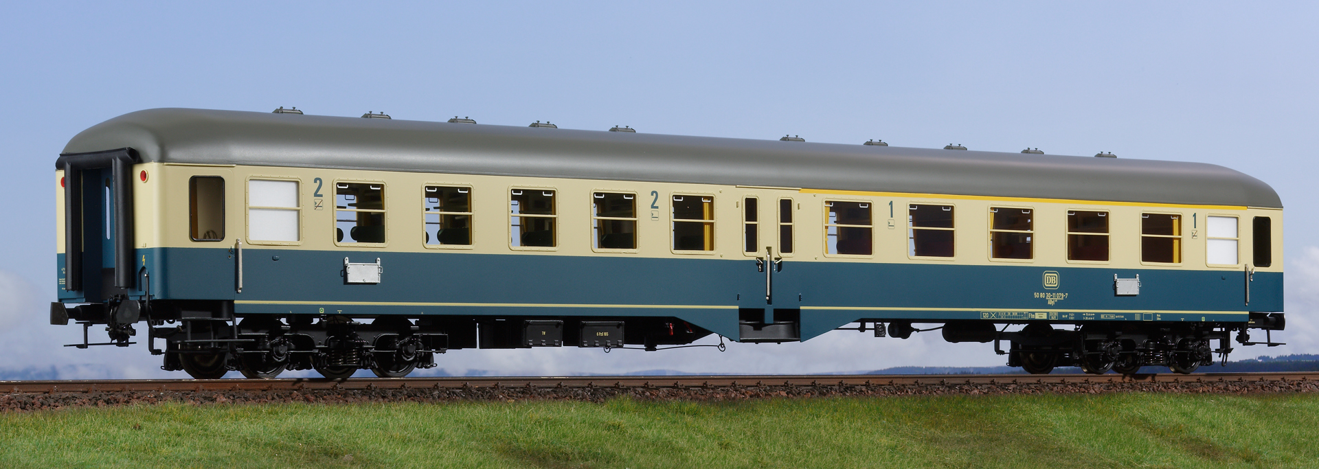 Spur 1 Mitteleinstiegewagen, türkis/beige, 1., 2. Klasse