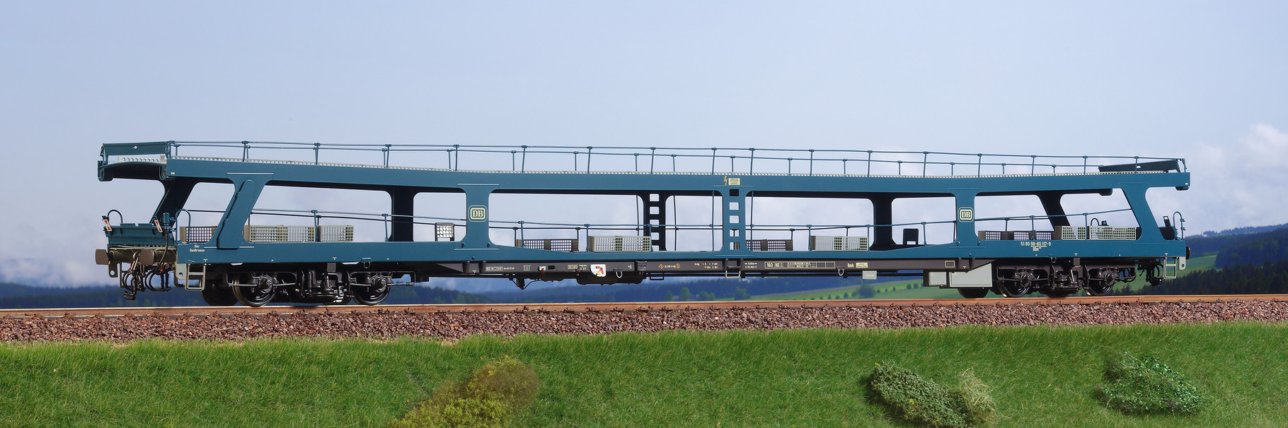 Spur 0, DB Autotransportwaggon DDm 915, ozeanblau, Epoche IV