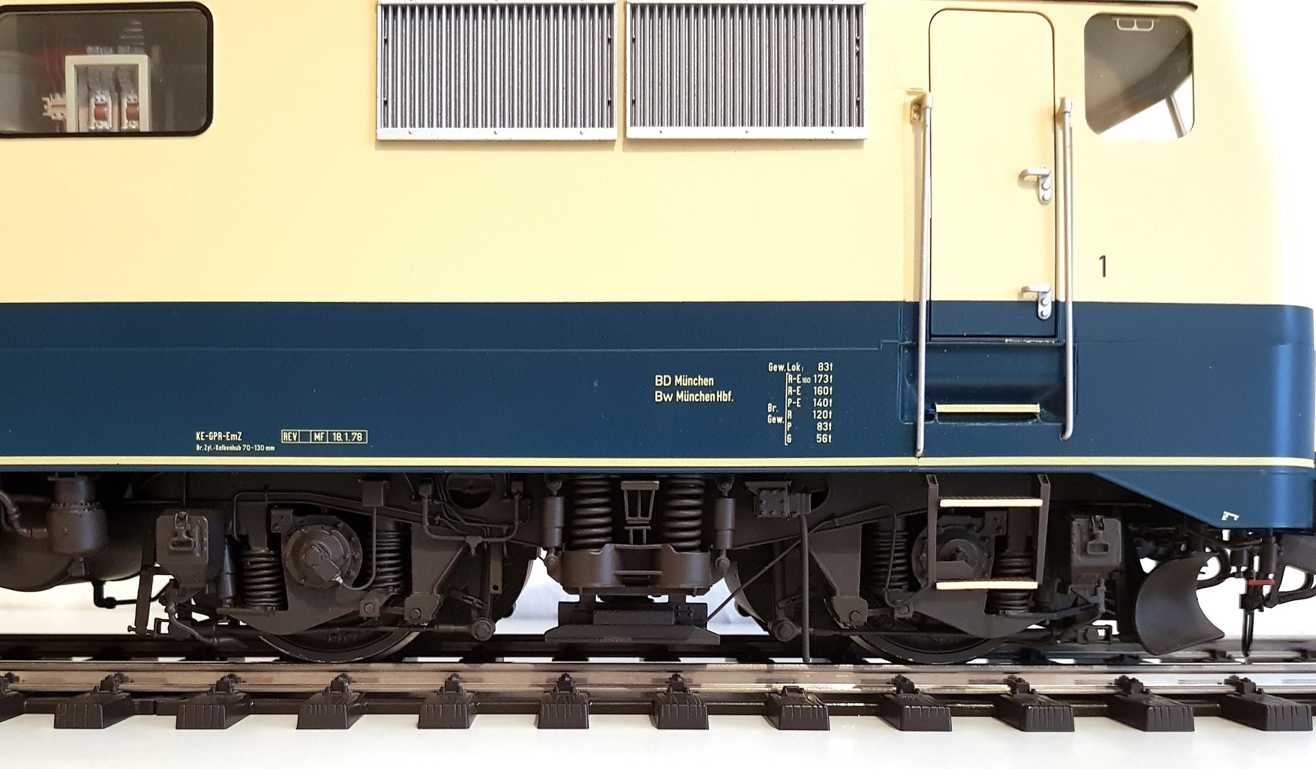 Spur 1 Lokomotive Baureihe 111 (Produktionsmuster) ozeanblau/elfenbein