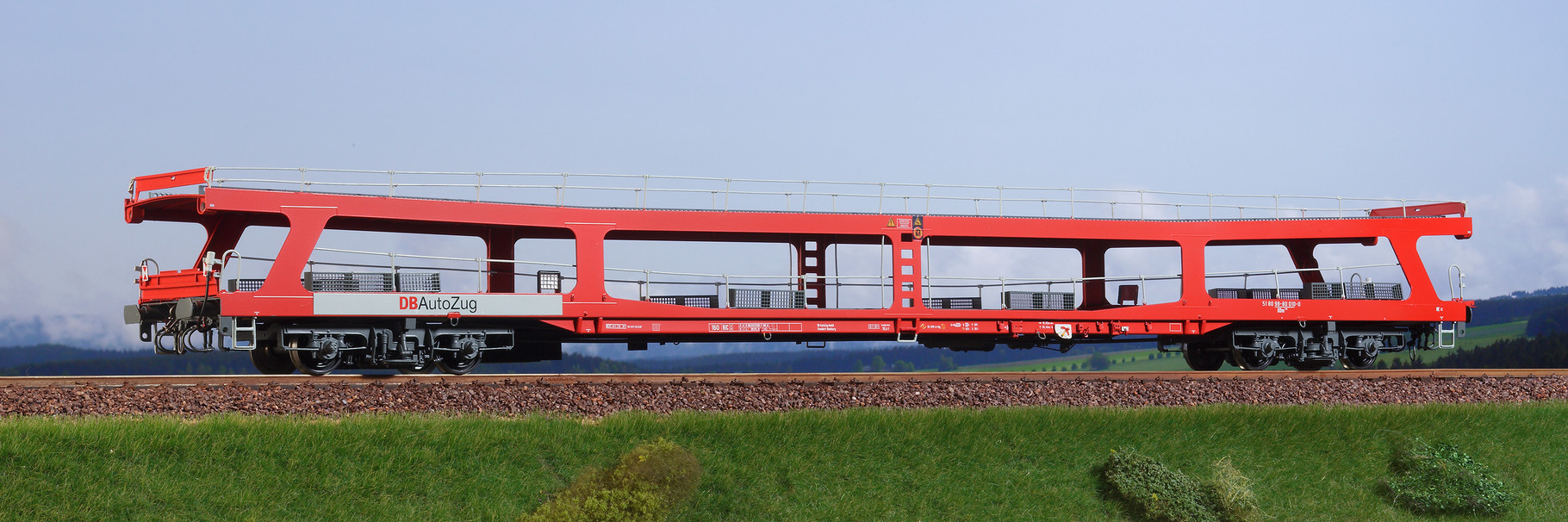 Spur 0, DB Autotransportwaggon DDm 915, orientrot, Epoche IV