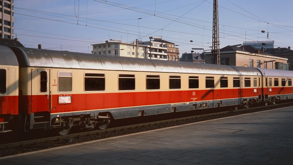 Bestell-Nr. 15261 - Avmz 111, 1. Klasse Abteilwagen