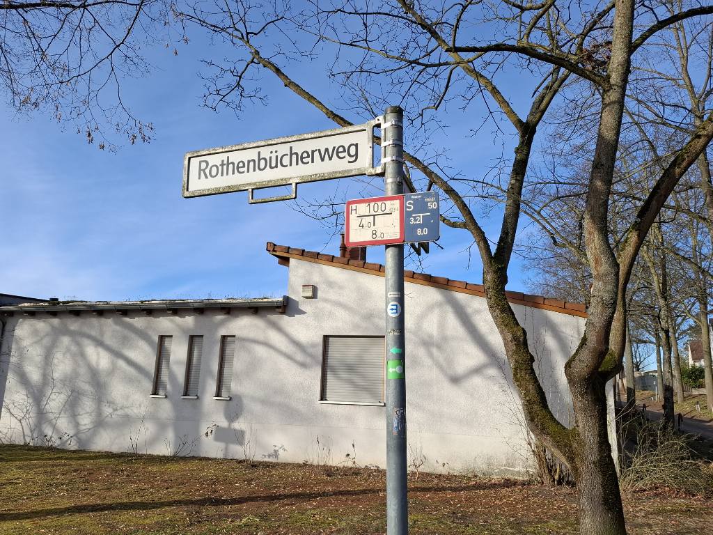 Straßenschild Rothenbücherweg an einem sonnigen Tag in Berlin-Gatow
