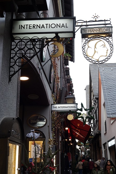Historische Fassaden in der Drosselgasse, geschmückt mit Tannenzweigen