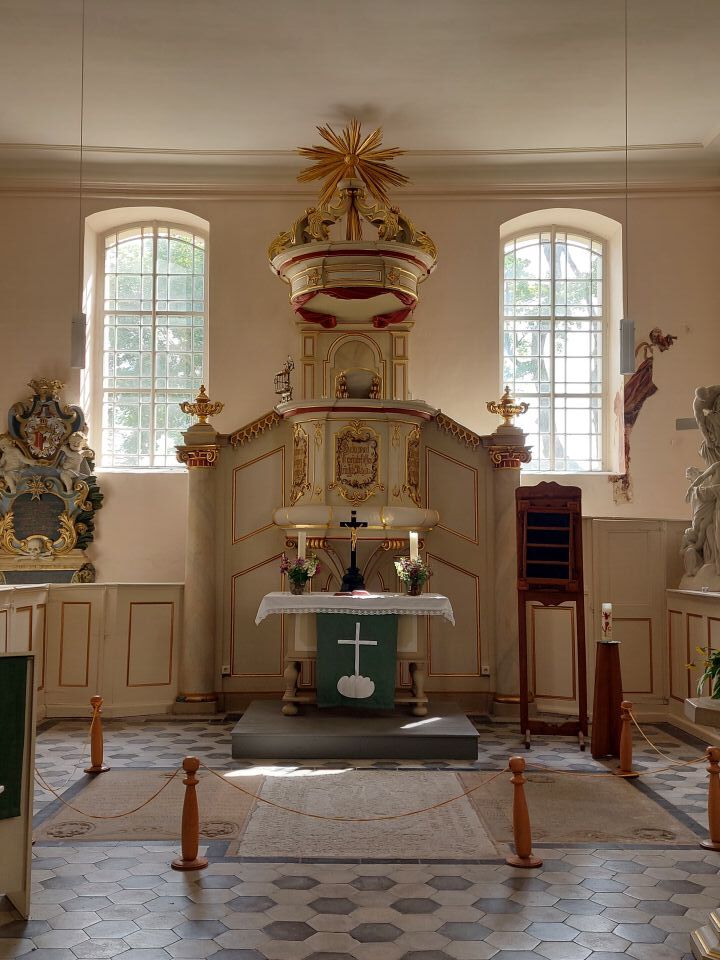 Innenansicht der St. Marienkirche in Gransee mit Blick auf den Altarraum