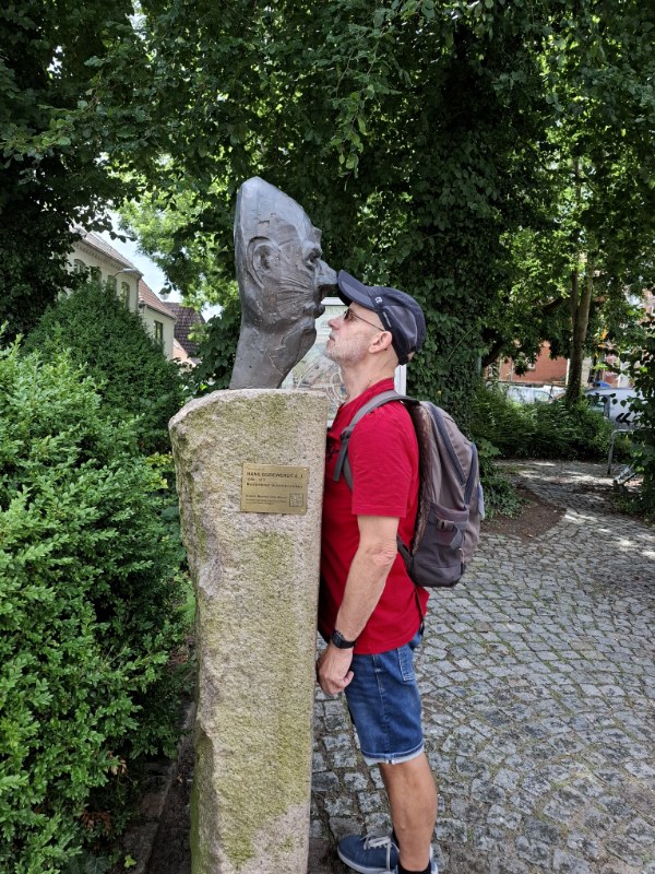 Andreas betrachtet eine moderne Skulptur in der Altstadt von Eckernförde