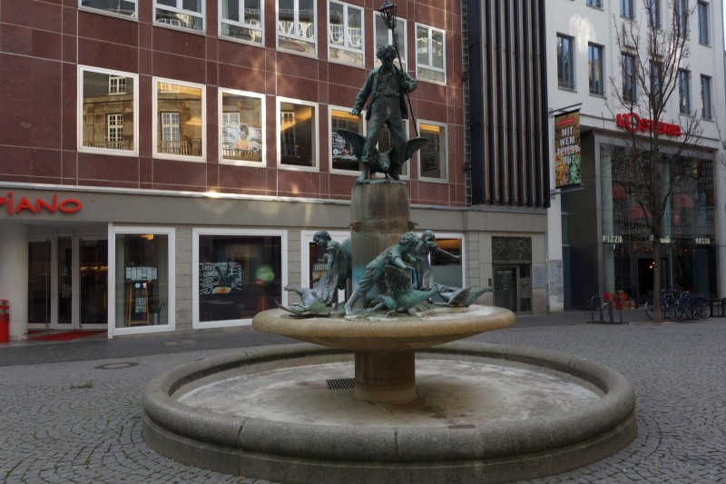 Der Marktfontäne-Brunnen auf dem belebten Marktplatz in der Bonner Innenstadt