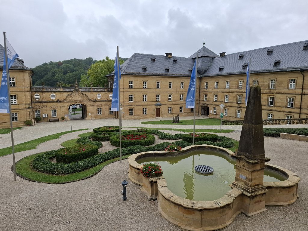 Der Brunnen im idyllischen Innenhof der Klosteranlage