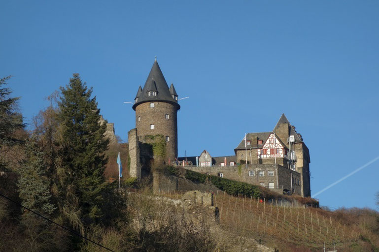 Blick hinauf zur imposanten Burg Stahleck, die über den Weinbergen von Bacharach thront